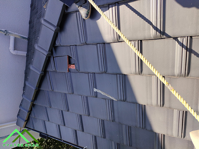 瓦が破損しています