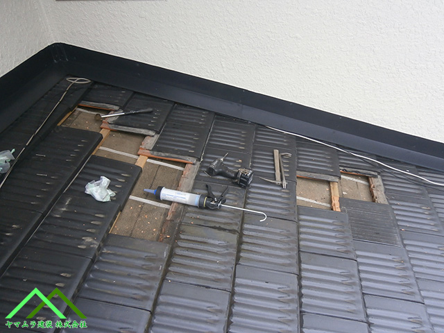 破損した瓦を取り除き