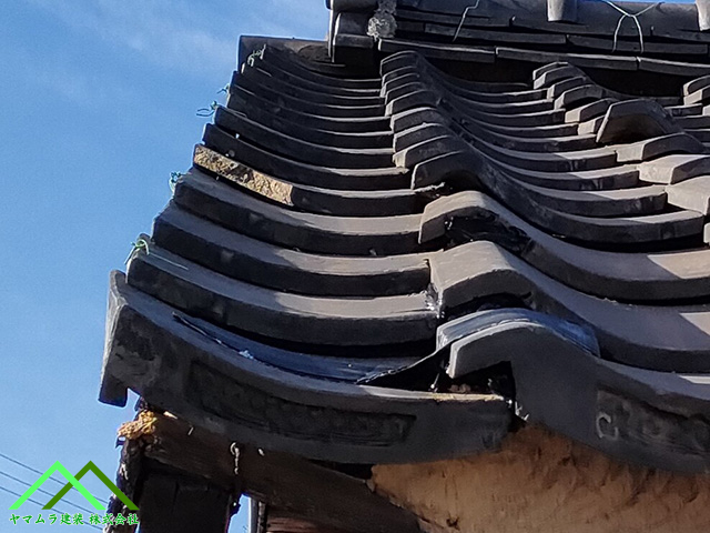 粘着テープを貼る