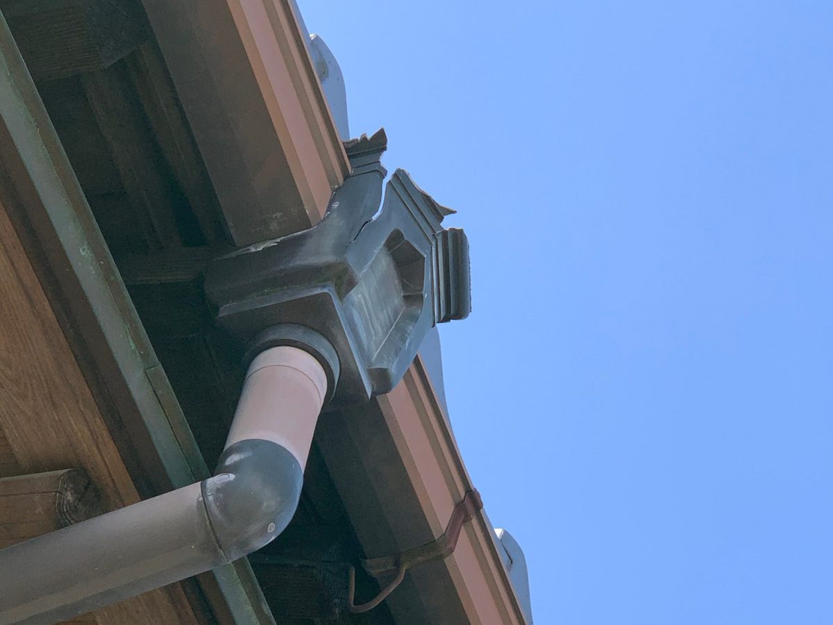 守山区で集水器が割れている様子