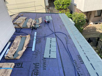 下屋根にも防水紙敷設
