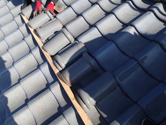 瓦は再利用しますので丁寧に扱います