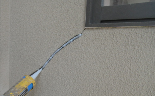 外壁の大きなクラックをコーキングで補修