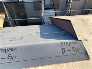 ルーフィングを敷設します