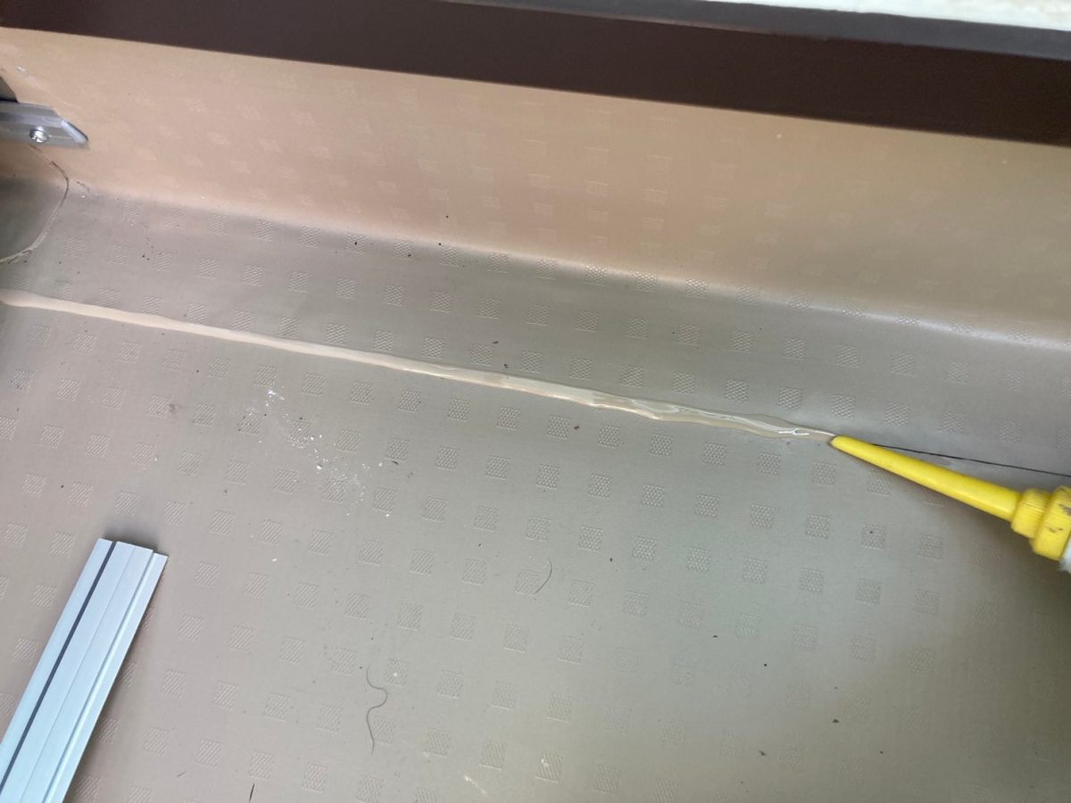 守山区でベランダ防水シートのジョイント部分にシールを施工している様子