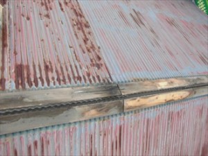 棟板金の下地貫板が腐食しています