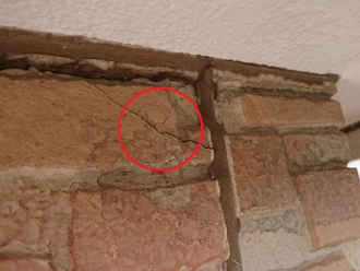 釘を打った箇所の外壁がクラック