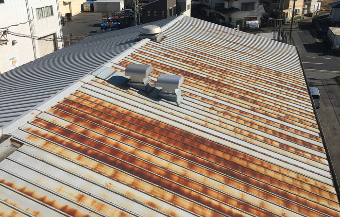 袖ケ浦市蔵波台の工場屋根の雨漏りで瓦棒のサビと腐食による穴あきを確認