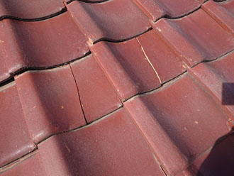 複数の瓦がひび割れています