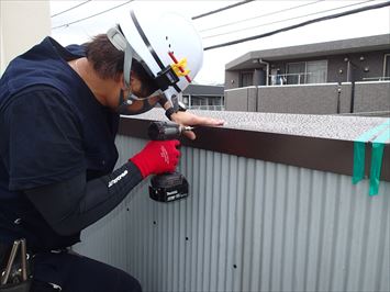 笠木板金は側面からビスで固定