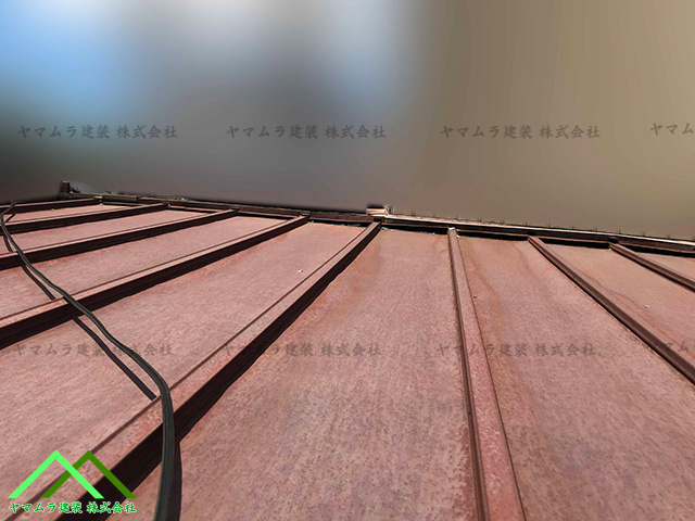 豊明市にてトタン屋根の耐久年数と雨漏り修理方法！メンテナンスのポイント