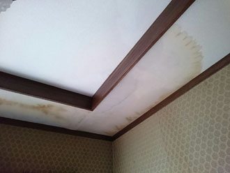 室内に出来た雨染み