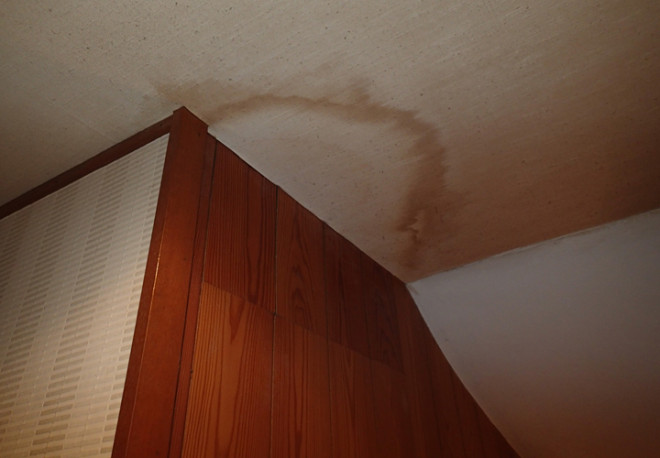 室内には雨染みが出来ていました