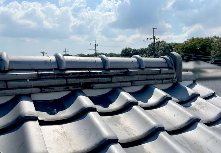 新しい漆喰が詰め直された瓦屋根