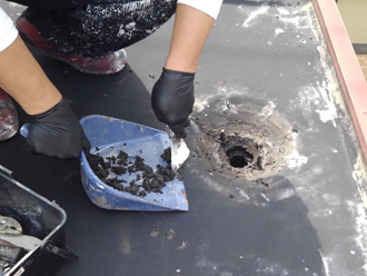 排水溝周りに蓄積した汚れを除去