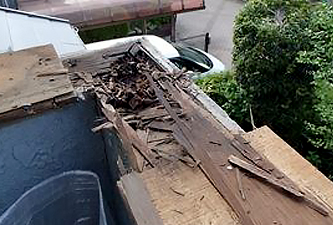 笠木の下地である木材が腐食でボロボロです