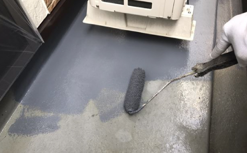 バルコニーの床にシーラーで防水層を形成