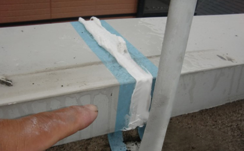 笠木の継ぎ目をコーキングで補修