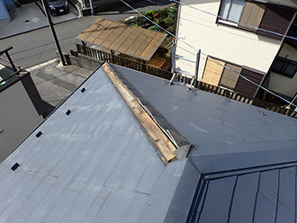 外れてしまった棟板金