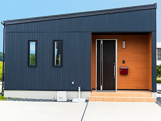 スタイリッシュな片流れ屋根のお住まい