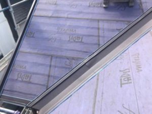 谷に役物を取り付ける