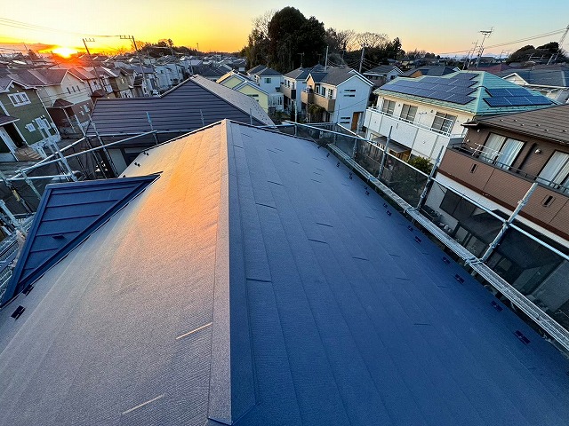 白岡市　屋根色褪せ　経年劣化　屋根カバー工事　リフォーム