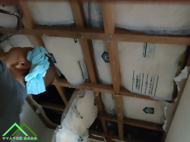 断熱材を入れ直します