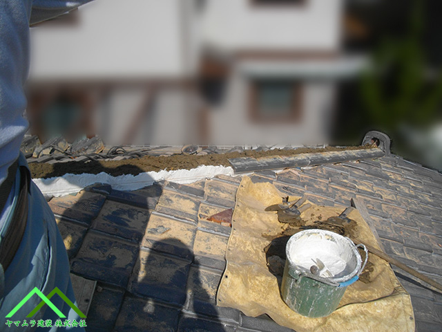 屋根漆喰を塗ります