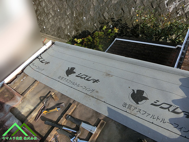 ルーフィングを貼ります