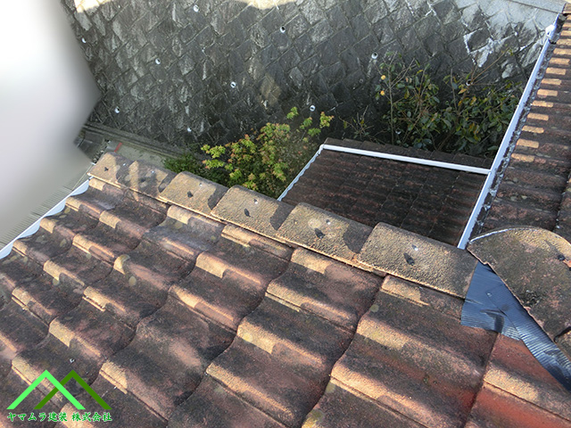 昔の釘穴をコーキング