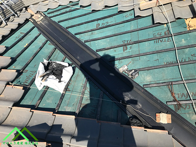 屋根全体に桟木を打ちます