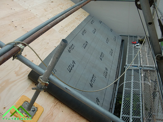 ルーフィングを貼ります