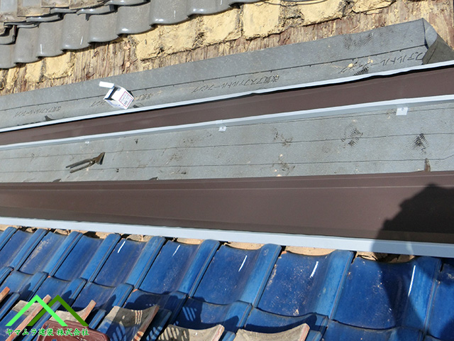 分割した中樋板金