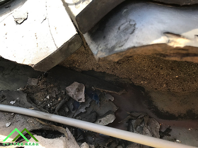 屋根土が流れて