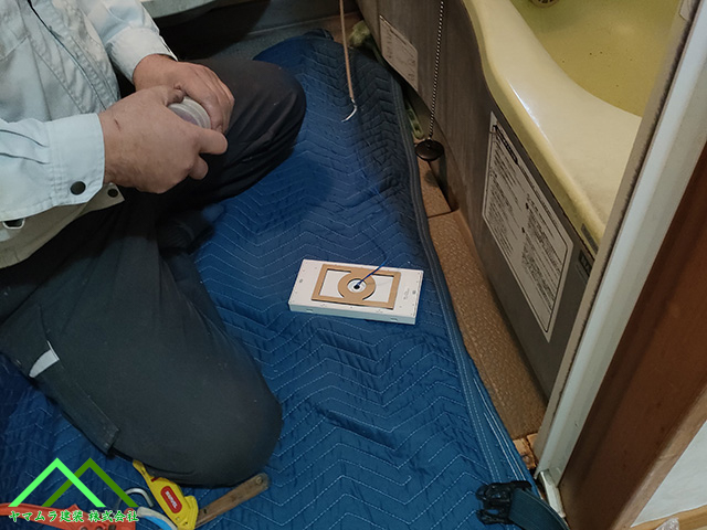 電源コードを繋げます