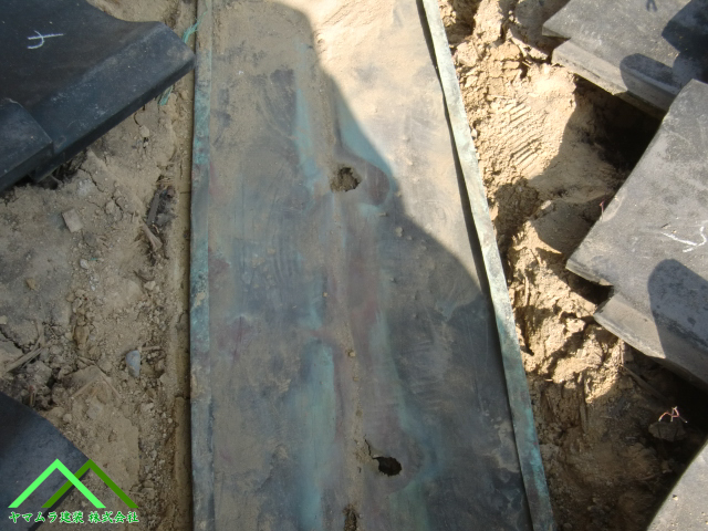 谷鈑金に大きな穴があいています