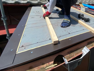 川崎市川崎区渡田新町で台風被害にあった金属屋根の部分葺き替え工事