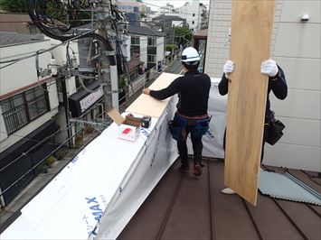 透湿防水シートの上からコンパネを設置