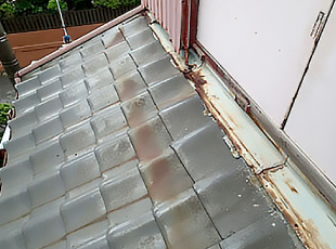 水切り板金がボロボロな差し掛け屋根