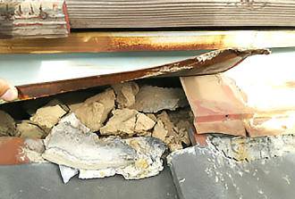 水切り板金のと瓦屋根の間の漆喰も剥がれボロボロです