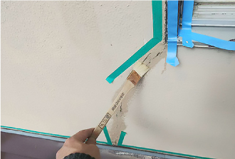 クラックにプライマーを塗布し、シーリングを補填していきます