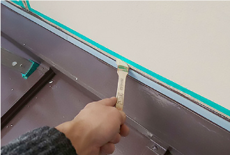 屋根と外壁の取り合いである雨押さえ板金部分にもシーリング補修を行いました