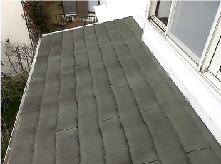 施工前の緑色だったスレート屋根は、雨水や湿気を吸い込んで表面が大分傷み黒く汚れています