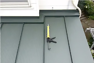 外壁とアングルの隙間にも、コーキングを打って雨水の侵入を防止