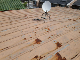 雨漏りしている瓦棒の屋根