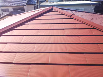 雨漏りを引き起こしている横葺きの金属屋根