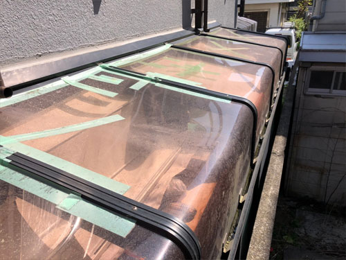 経年劣化でヒビ割れだらけのサンルーム屋根