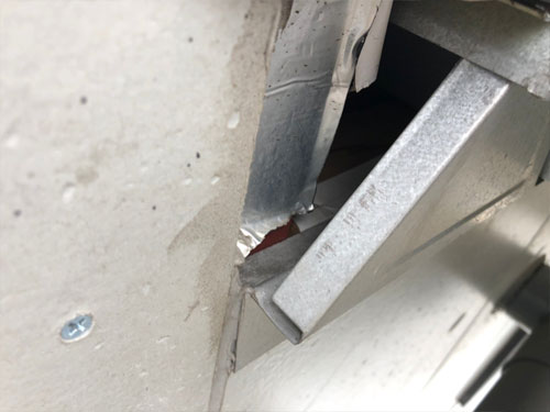 軒先部分に穴が空いている様子