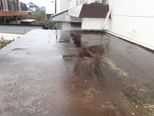 勾配がなく、雨水が排水できない玄関庇