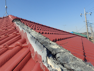 台風によりセメント瓦屋根の棟瓦が破損